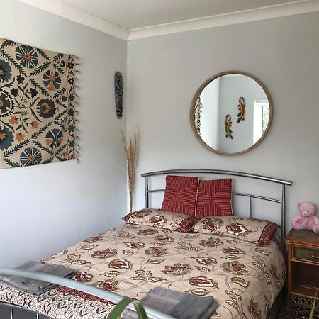 Cozy Double Bedroom In Stunning Bungalow On River Thames - Near Thorpe Park/Royal Holloway University/20Mins From Heathrow Staines-upon-Thames Eksteriør billede