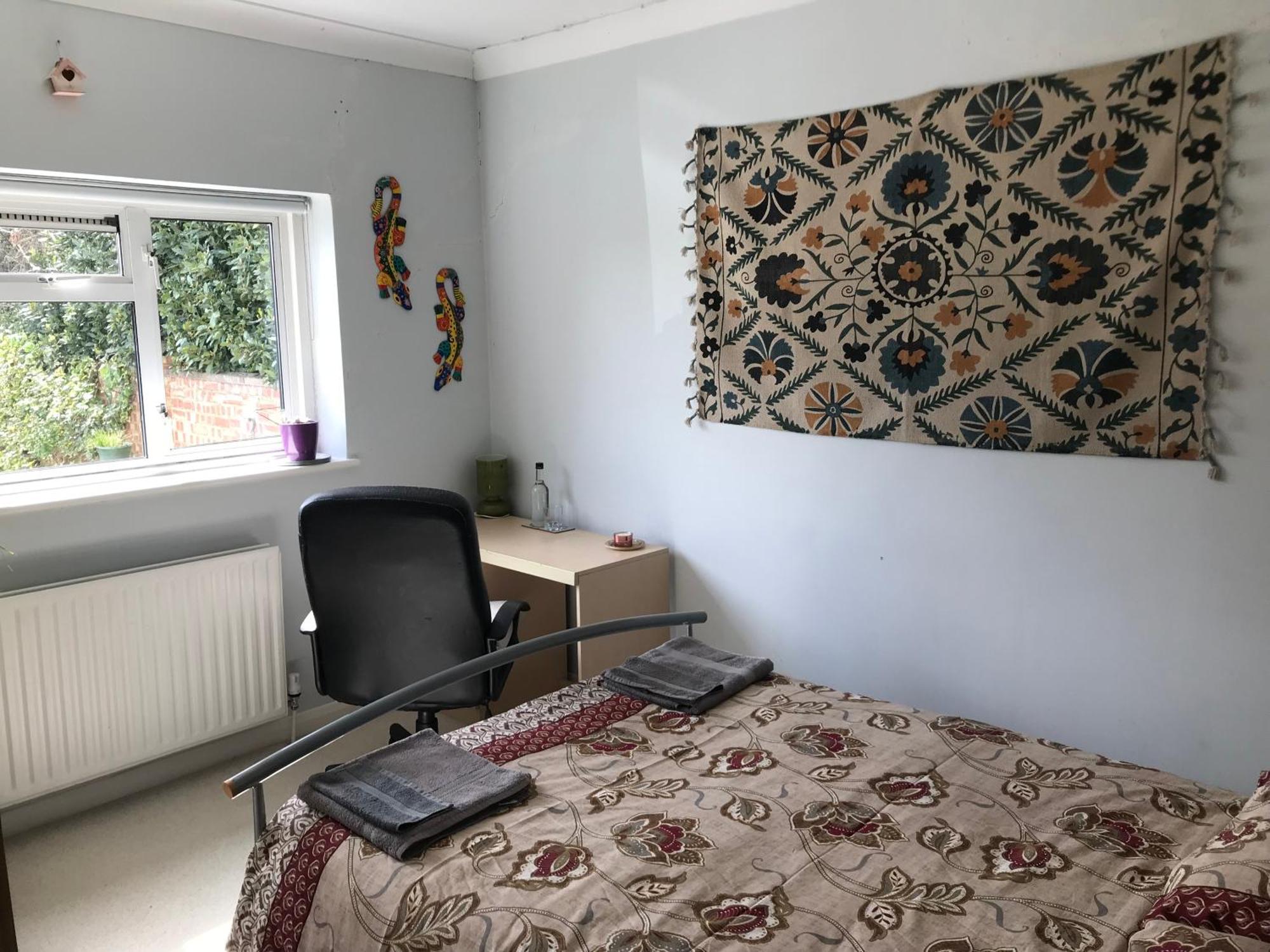 Cozy Double Bedroom In Stunning Bungalow On River Thames - Near Thorpe Park/Royal Holloway University/20Mins From Heathrow Staines-upon-Thames Eksteriør billede