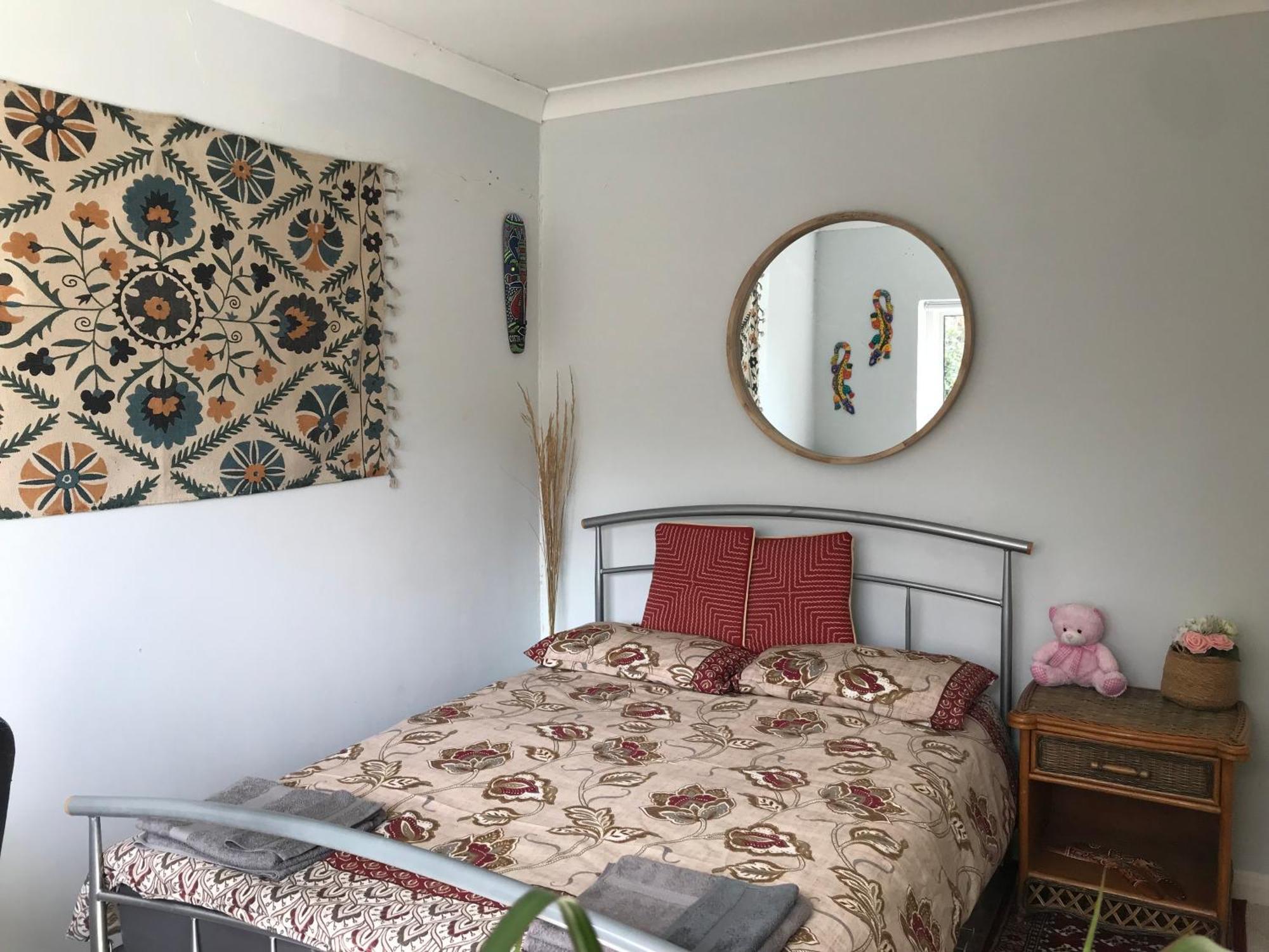 Cozy Double Bedroom In Stunning Bungalow On River Thames - Near Thorpe Park/Royal Holloway University/20Mins From Heathrow Staines-upon-Thames Eksteriør billede