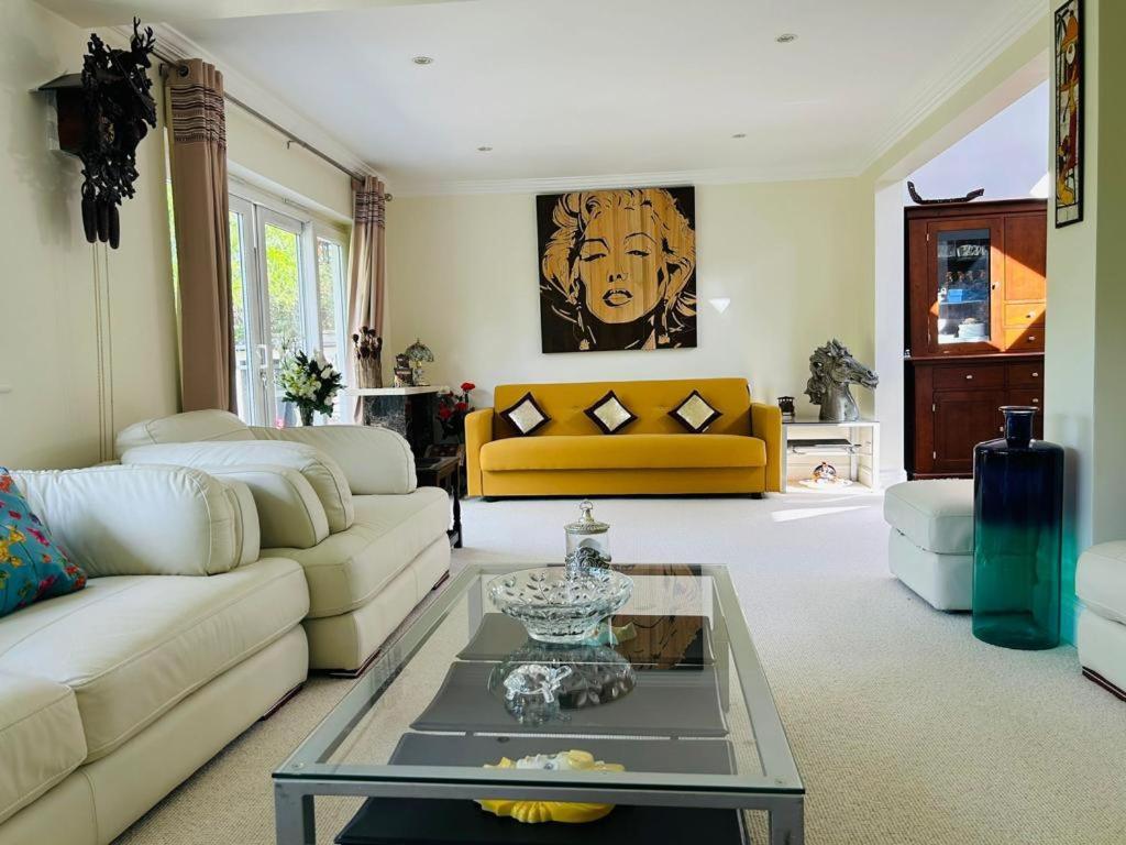 Cozy Double Bedroom In Stunning Bungalow On River Thames - Near Thorpe Park/Royal Holloway University/20Mins From Heathrow Staines-upon-Thames Eksteriør billede