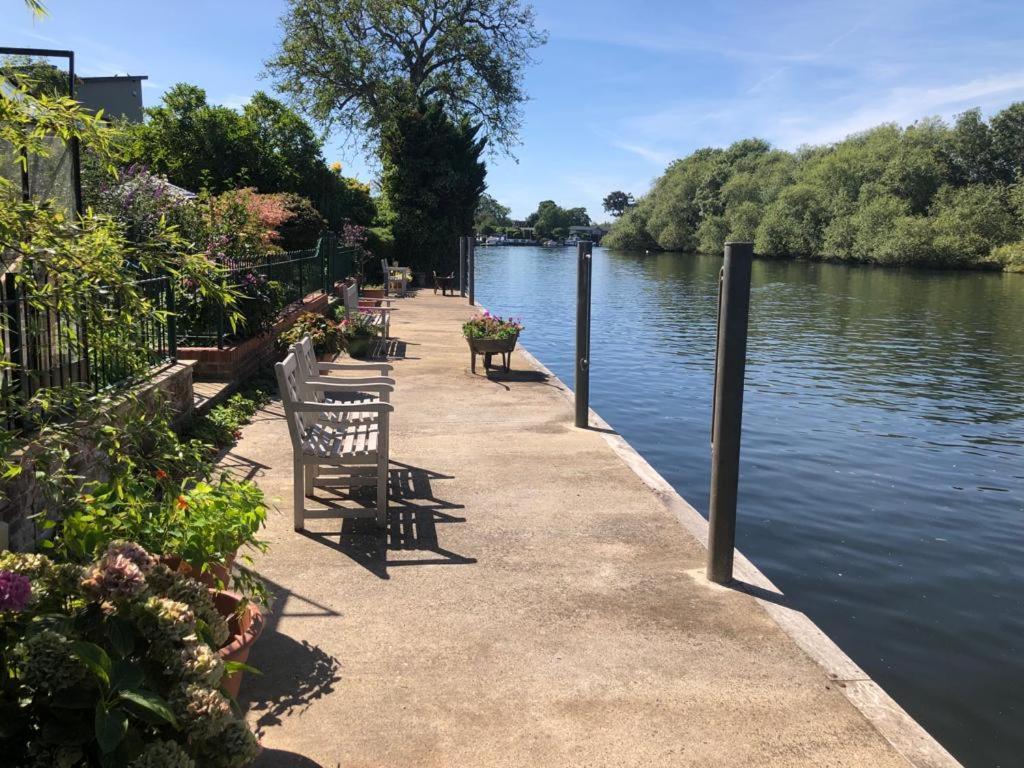 Cozy Double Bedroom In Stunning Bungalow On River Thames - Near Thorpe Park/Royal Holloway University/20Mins From Heathrow Staines-upon-Thames Eksteriør billede