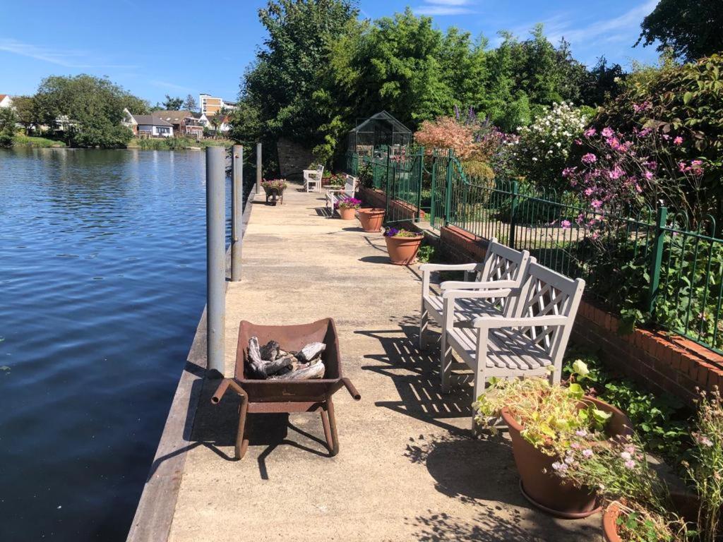 Cozy Double Bedroom In Stunning Bungalow On River Thames - Near Thorpe Park/Royal Holloway University/20Mins From Heathrow Staines-upon-Thames Eksteriør billede